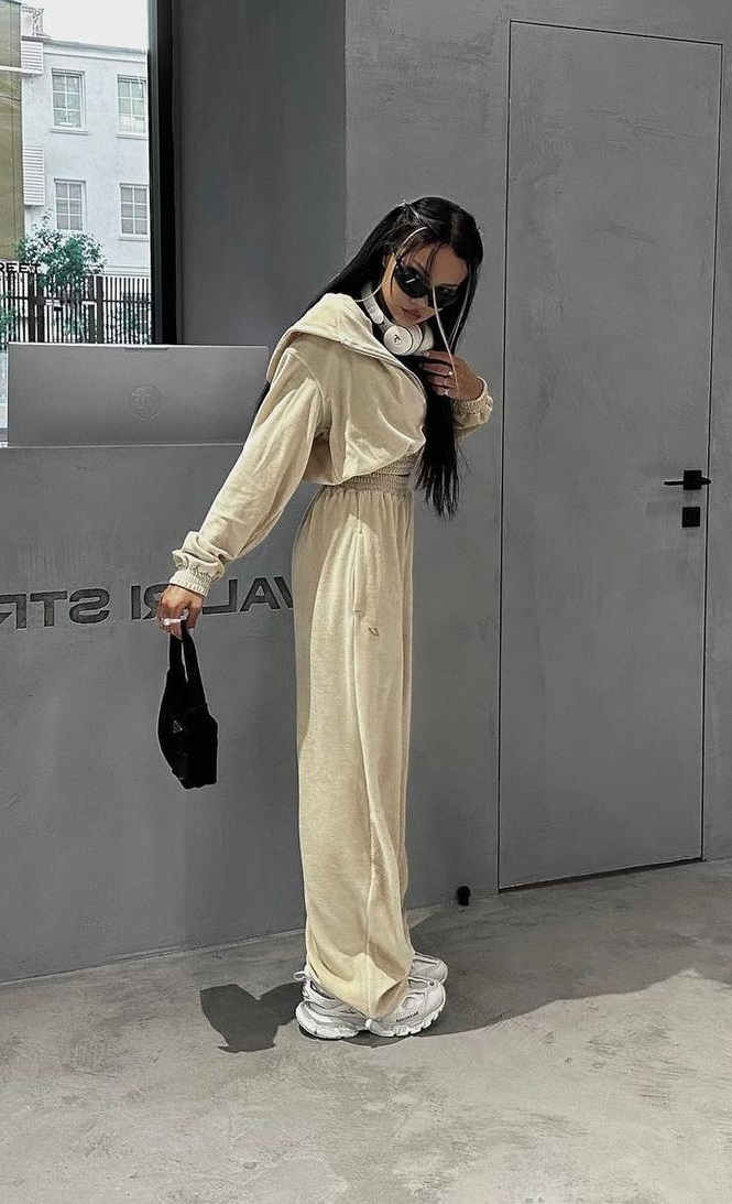 e826ac70-2250-11ee-ad01-166b0be12ee5_1