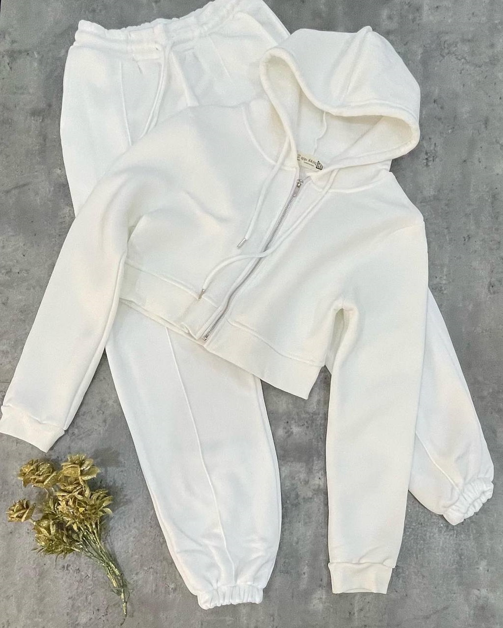 ЖЕНСКИЕ СПОРТИВНЫЕ КОСТЮМЫ