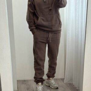 496437